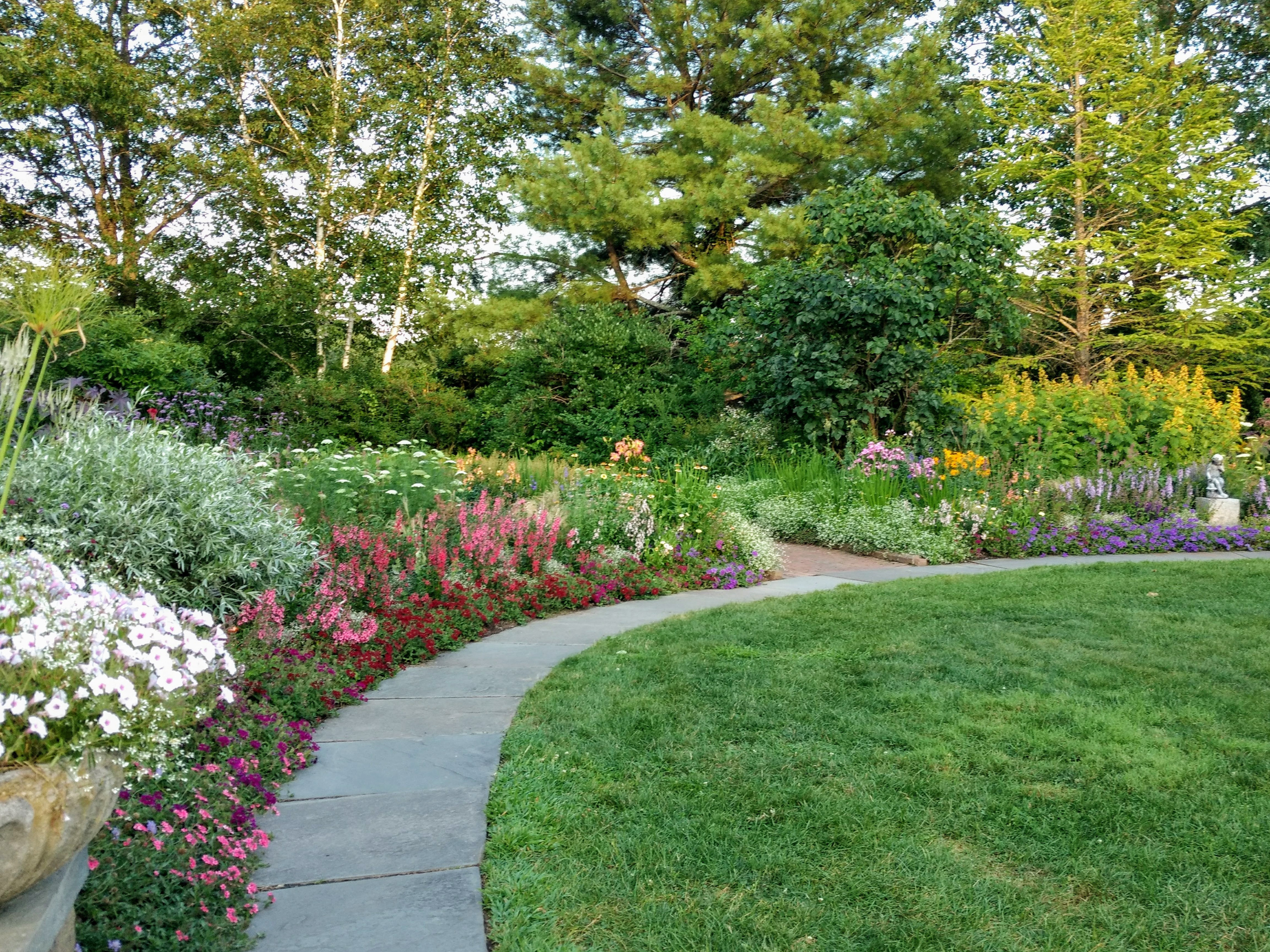 Благоустройство участка частного дома в Астрахани и Астраханской области